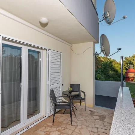 Appartement Petricija With Garden