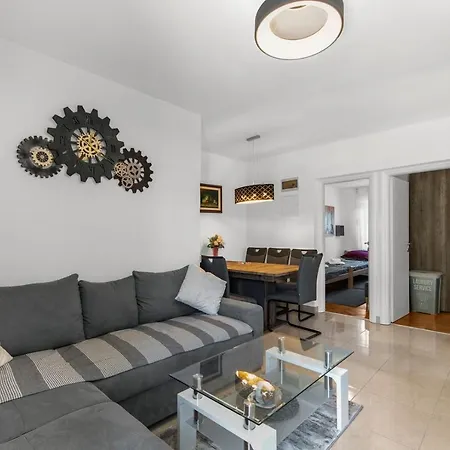 Appartement Petricija With Garden