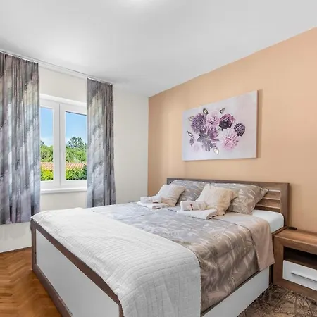 Petricija With Garden דירה